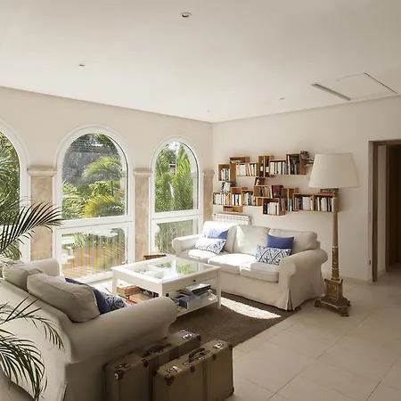 Отель Montjuic Boutique Жирона