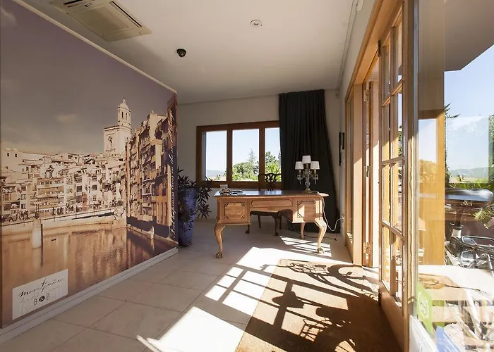 Montjuic Boutique فندق خيرونا